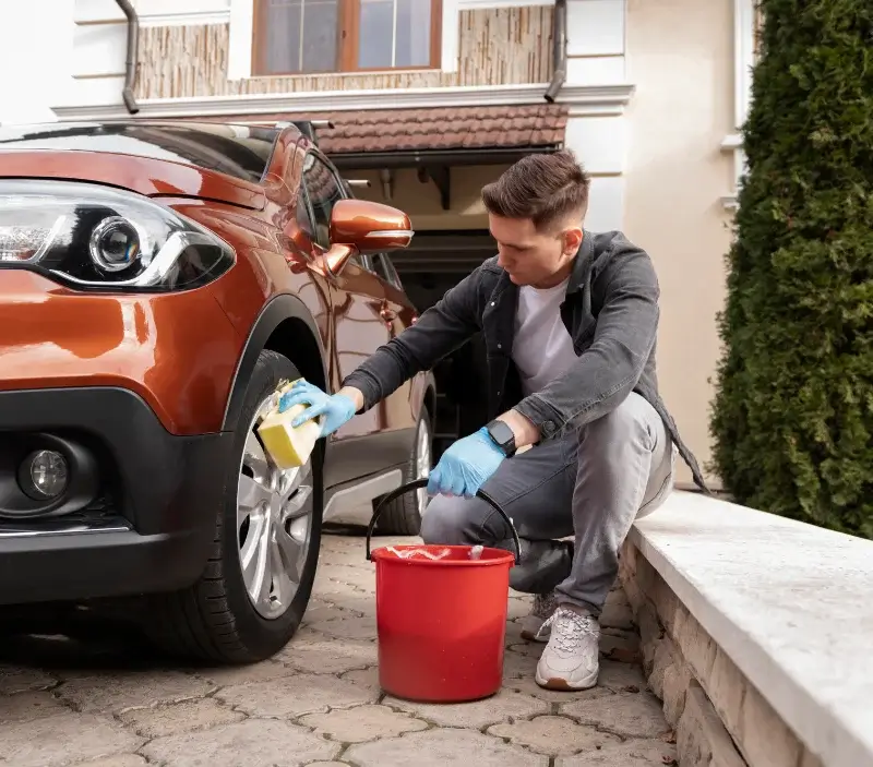 Lavage auto à domicile Rauzan : professionnel intervenant sur un véhicule